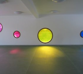 Mateřská škola a barevné fólie na skle.