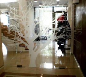 strom z fólie na prosklení příčky a dveří 