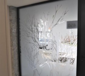 grafika strom a stromoví vyřezáno do matné mléčné fólie 