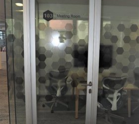 Barevný tisk v šedých tónech na čirou fólii