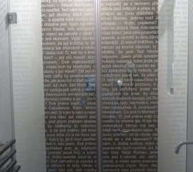 Bílý tisk na čirou fólii, text