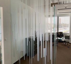 Designový popel fólií na prosklené příčky