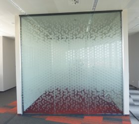 Designový popel fólií na prosklené příčky