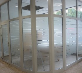 Proužky z matné mléčné fólie , řezaná grafika 